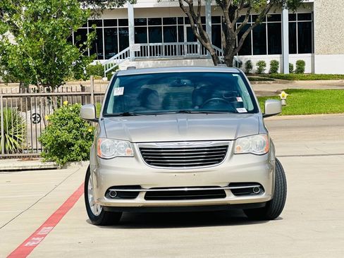 Used 2014 Chrysler Town & Country Touring FWD image 2