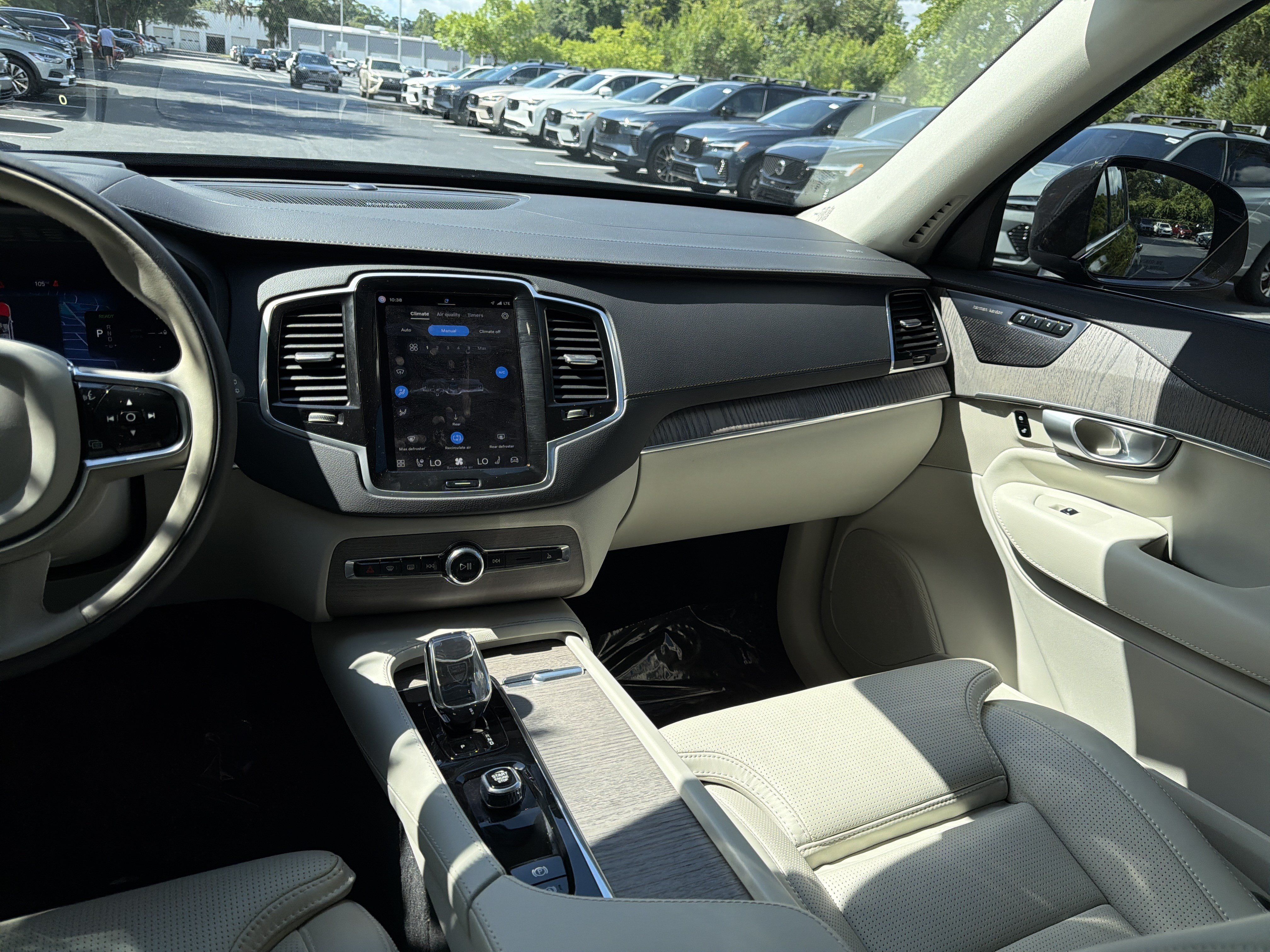 Certified 2024 Volvo XC90 T8 Ultimate w/ Protection Package Premier AWD/4WD image 31