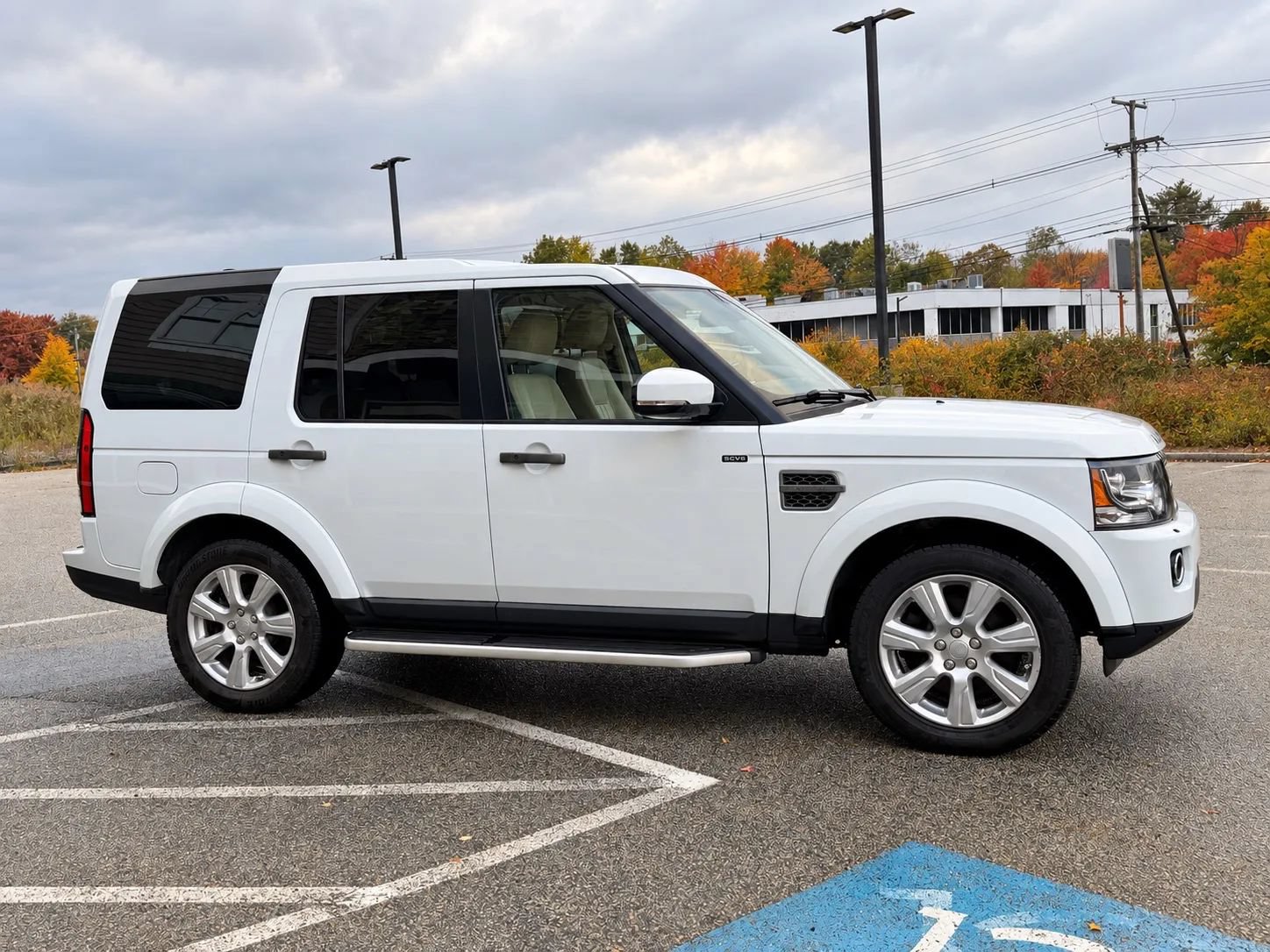 Used 2016 Land Rover LR4 HSE Silver Edition AWD/4WD image 11
