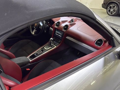 Used 2022 Porsche 718 Boxster Spyder RWD image 17