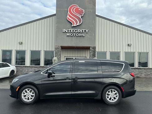 Used 2017 Chrysler Pacifica Touring image 1