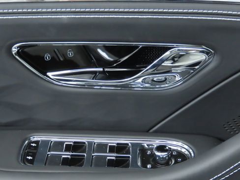 Used 2025 Bentley Flying Spur Plug-In Hybrid image 24