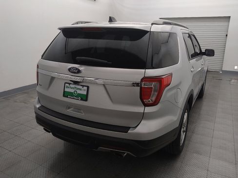 Used 2018 Ford Explorer XLT image 7