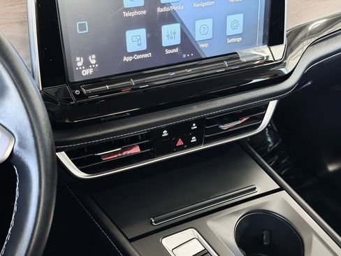 Used 2025 Volkswagen Atlas SE FWD image 19