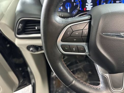 Used 2020 Chrysler Pacifica Touring-L image 11