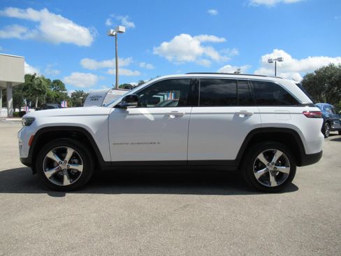 Certified 2025 Jeep Grand Cherokee Limited w/ Luxury Tech Group II AWD/4WD image 4