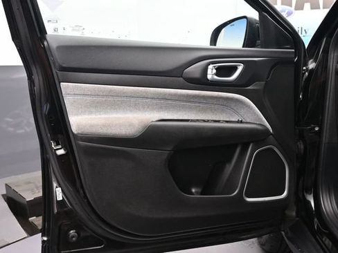 Used 2024 Jeep Compass Latitude AWD/4WD image 9