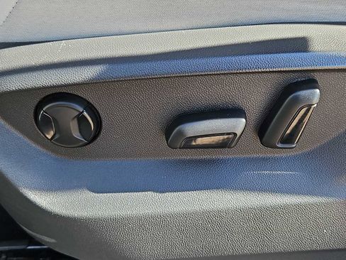 Used 2018 Volkswagen Tiguan SE w/ Panoramic Sunroof Package image 17