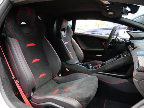 Used 2023 Lamborghini Huracan Tecnica image 8