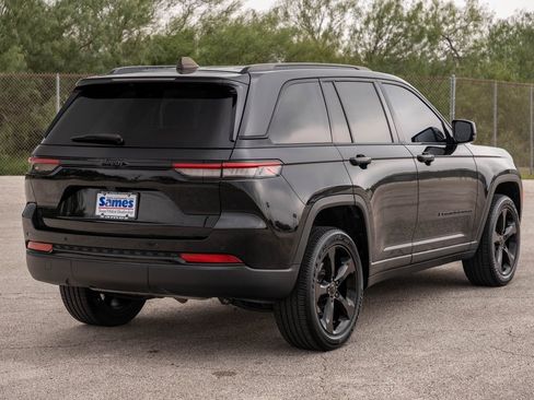 Used 2023 Jeep Grand Cherokee Altitude image 7