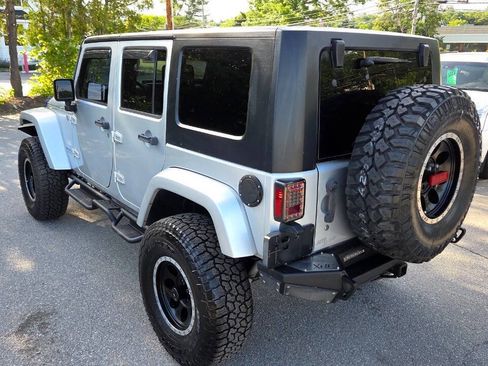 Used 2010 Jeep Wrangler Unlimited Sahara w/ Dual Top Group AWD/4WD image 13
