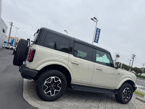 Used 2025 Ford Bronco Outer Banks AWD/4WD image 2