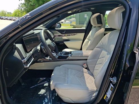 Used 2025 BMW i7 xDrive60 AWD/4WD image 13