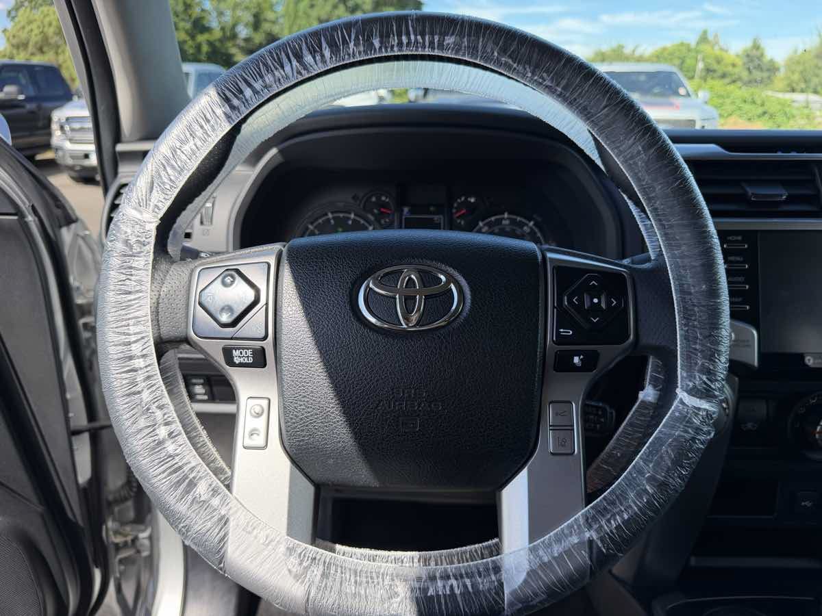 Used 2020 Toyota 4Runner SR5 AWD/4WD image 15