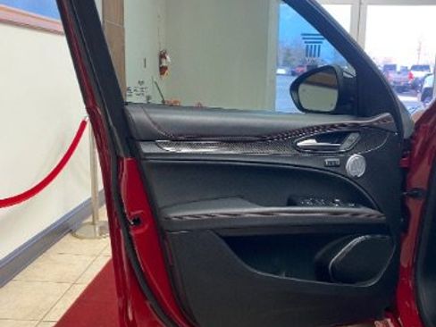 Used 2023 Alfa Romeo Stelvio Estrema image 16