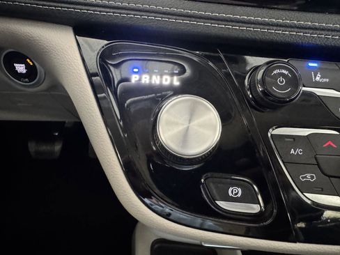 Used 2023 Chrysler Pacifica Touring-L image 15
