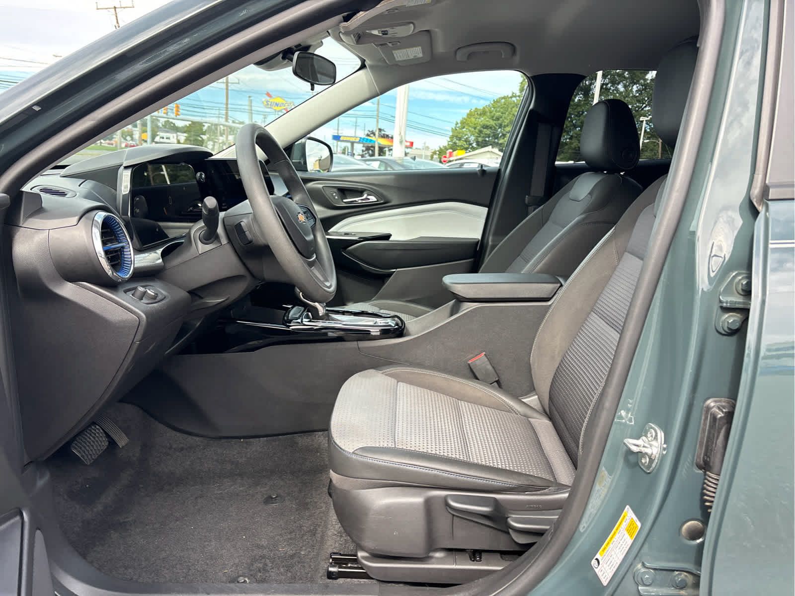 Used 2025 Chevrolet Trax LT FWD image 8