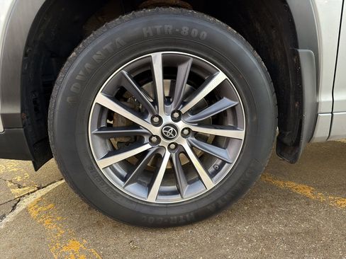 Used 2017 Toyota Highlander XLE image 9