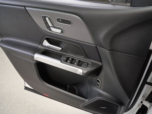 Certified 2021 Mercedes-Benz GLB 250 4MATIC image 31