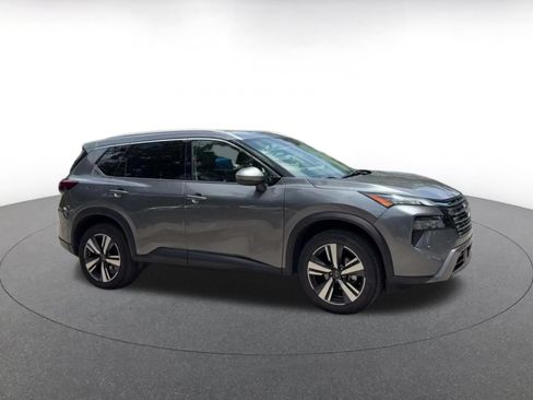 Used 2026 Nissan Rogue SL FWD image 2
