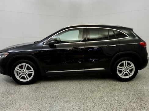 Used 2023 Mercedes-Benz GLA 250 4MATIC w/ Premium Package image 4