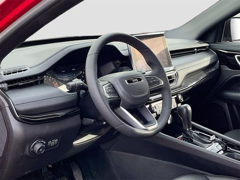 Used 2025 Jeep Compass Latitude w/ Altitude Special Edition image 9