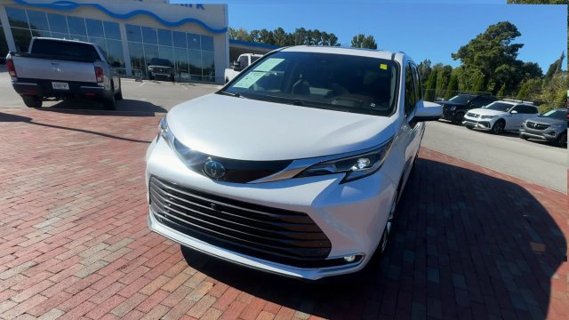 Used 2023 Toyota Sienna Platinum FWD image 6