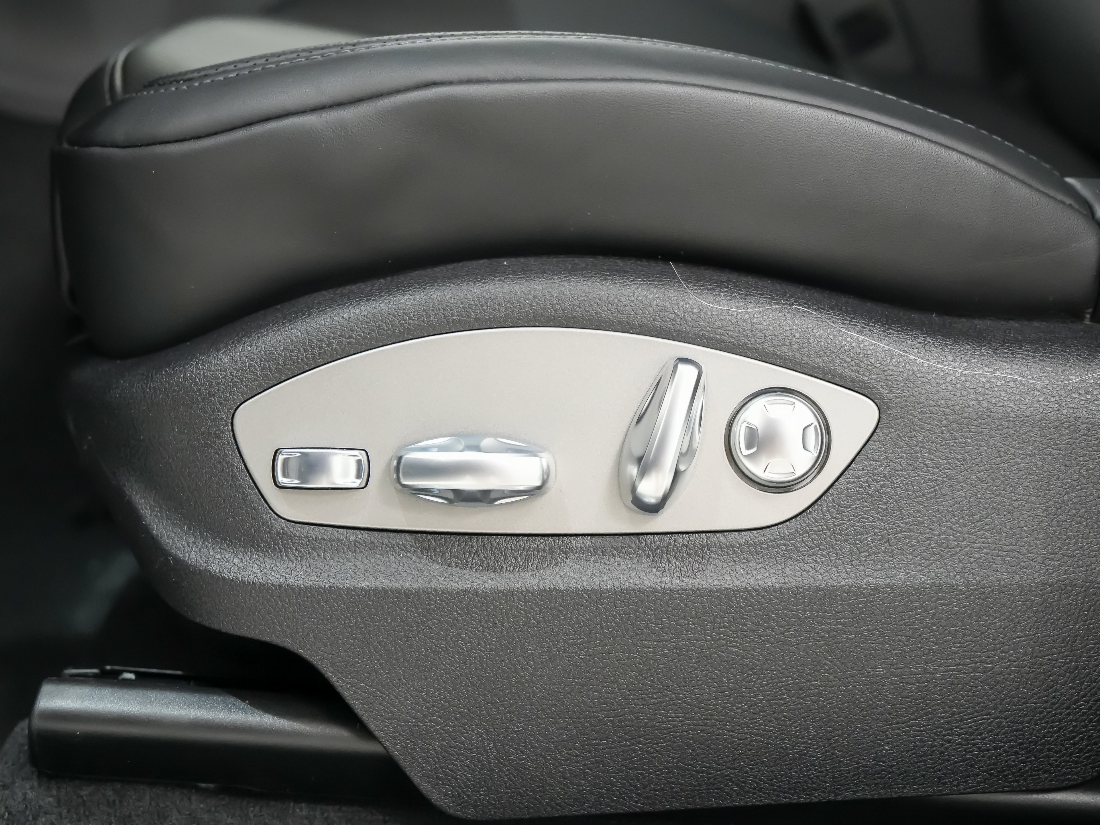 Certified 2026 Porsche Macan AWD/4WD image 25