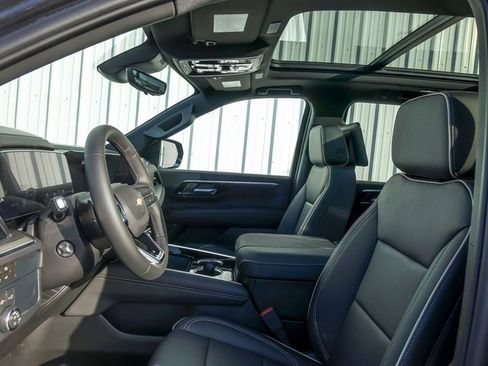 New 2026 Chevrolet Suburban Premier image 17