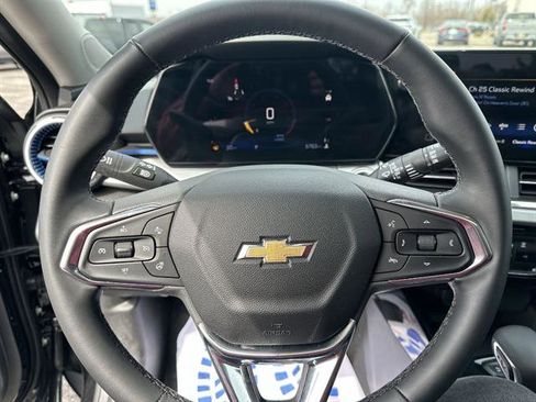 Used 2025 Chevrolet Trax LT w/ Sunroof Package image 12