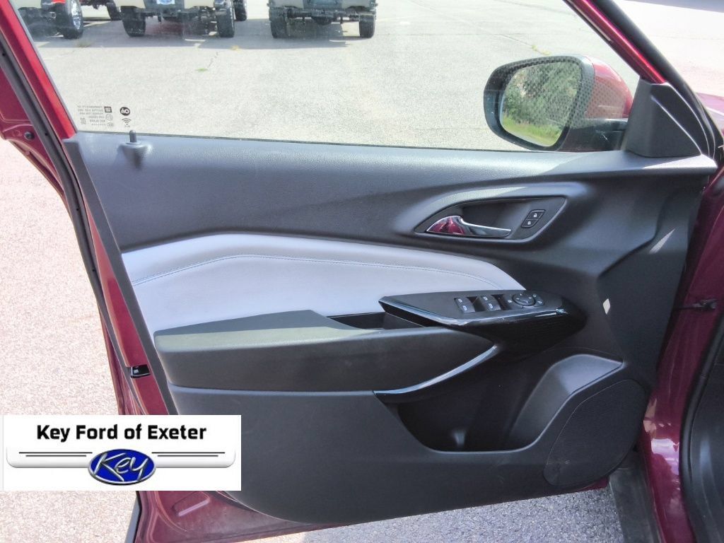 Used 2025 Chevrolet Trax LT FWD image 21