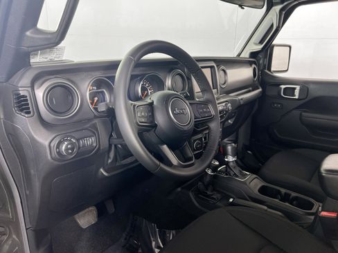 Used 2022 Jeep Gladiator Sport image 9