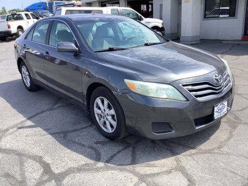 Used 2010 Toyota Camry LE FWD image 6