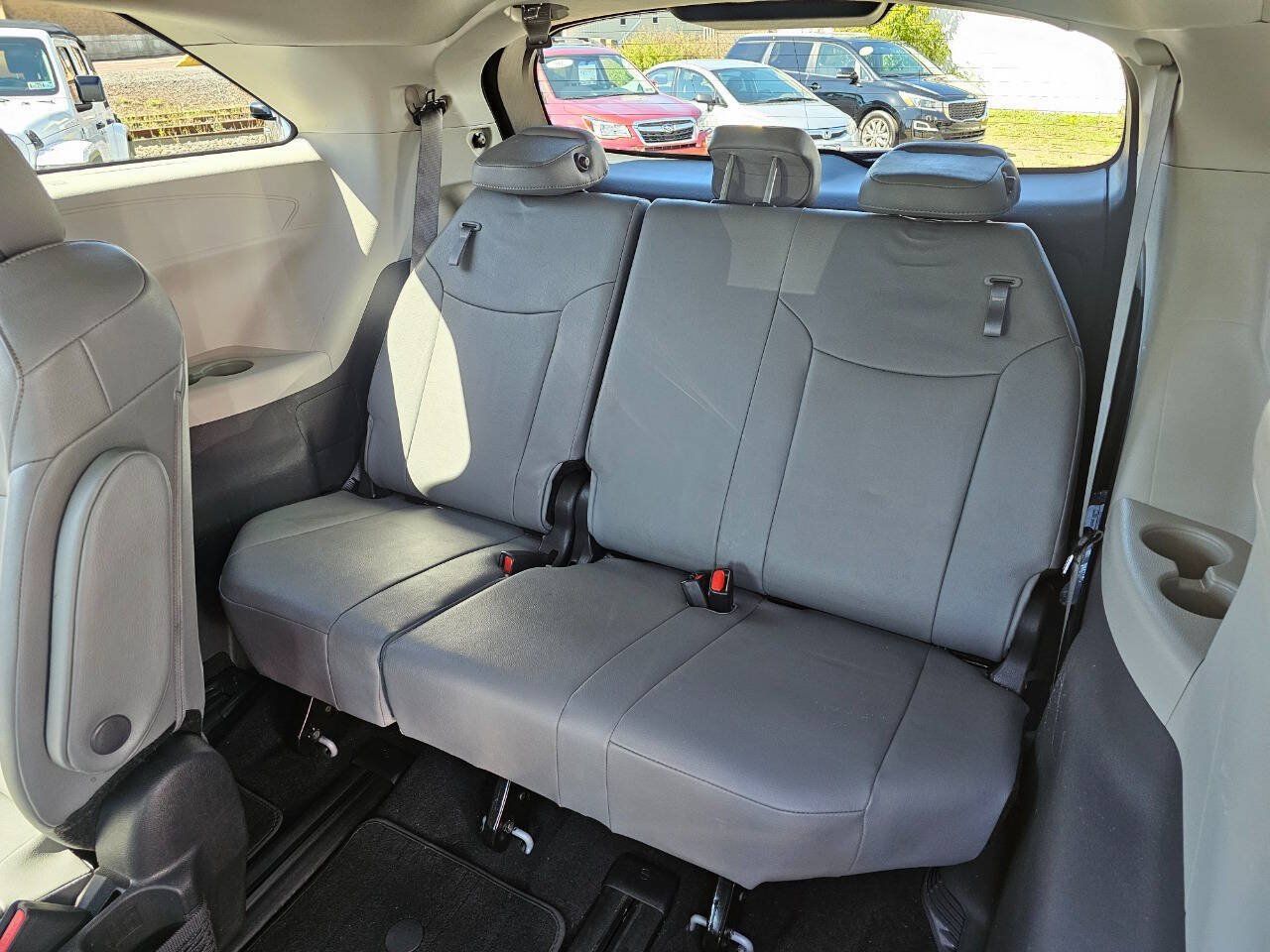 Used 2023 Toyota Sienna XLE FWD image 11