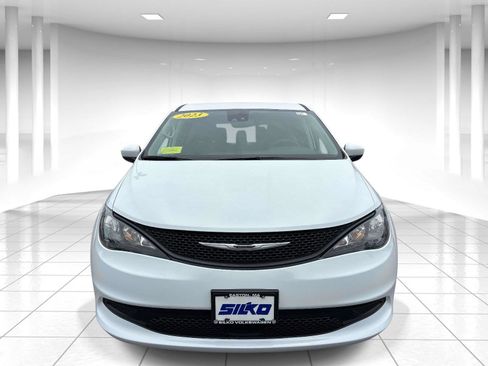 Used 2023 Chrysler Voyager LX FWD image 8