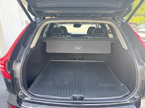 Used 2018 Volvo XC60 T5 Momentum w/ Vision Package AWD/4WD image 4