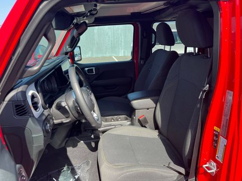 Used 2025 Jeep Wrangler Unlimited Sahara AWD/4WD image 36
