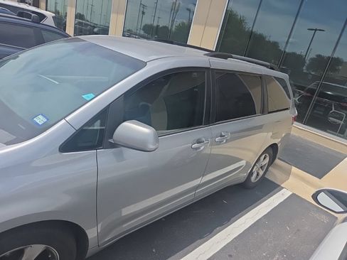 Used 2017 Toyota Sienna LE FWD image 3
