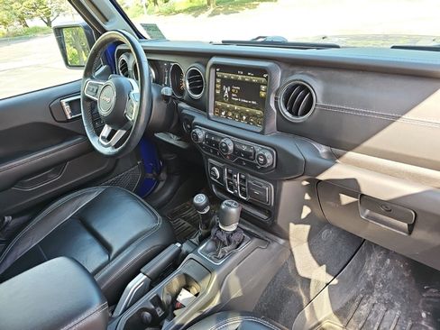 Used 2018 Jeep Wrangler Unlimited Sahara AWD/4WD image 13