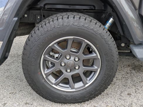 Used 2020 Jeep Gladiator Overland AWD/4WD image 11