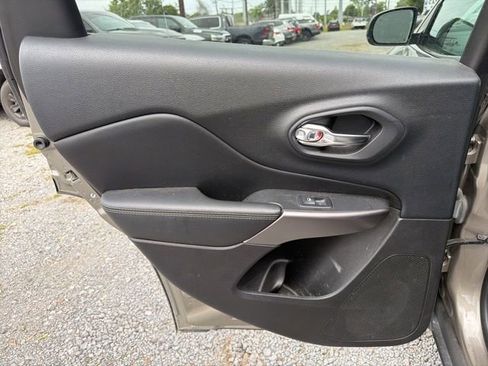 Used 2019 Jeep Cherokee Limited w/ Technology Group image 15