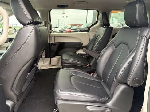 Used 2024 Chrysler Pacifica Limited FWD image 25