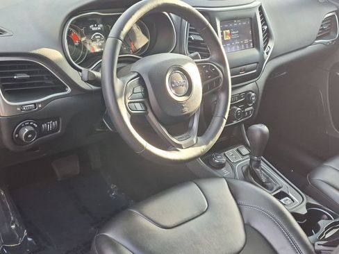 Used 2019 Jeep Cherokee Latitude Plus w/ Cold Weather Group AWD/4WD image 14