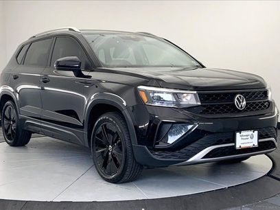 Used 2022 Volkswagen Taos SE w/ Panoramic Sunroof Package