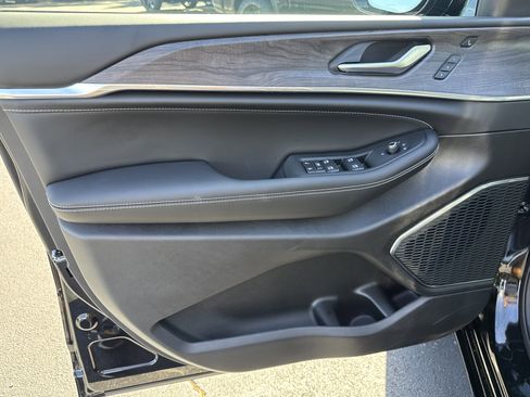 New 2025 Jeep Grand Cherokee Overland w/ Luxury Tech Group IV image 17