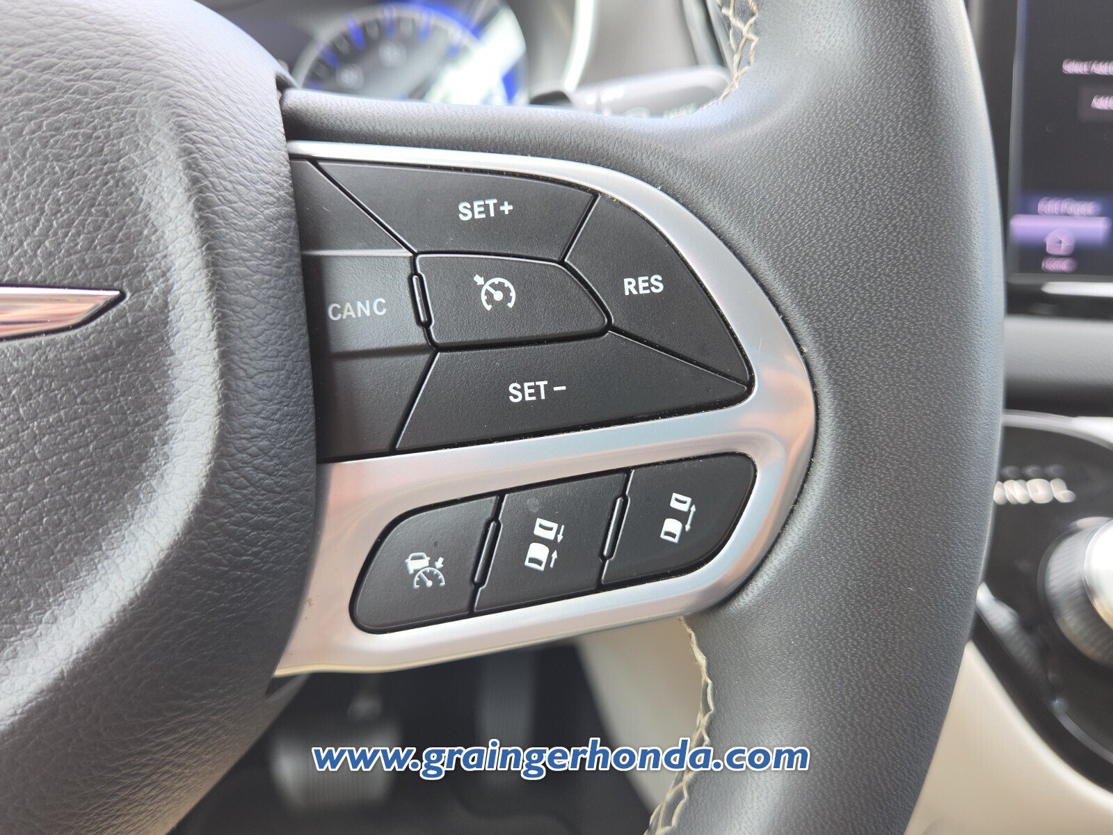 Used 2023 Chrysler Pacifica Touring-L FWD image 20