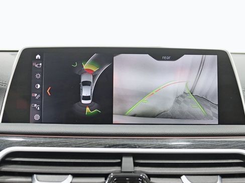 Used 2019 BMW 750i xDrive w/ M Sport Package image 21