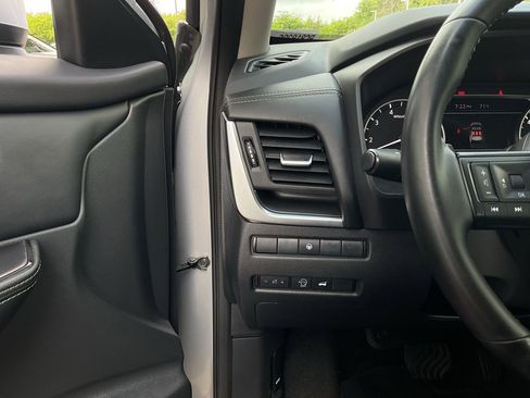 Used 2025 Nissan Rogue SV image 25