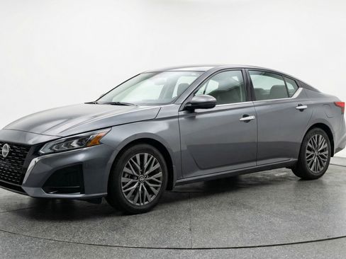 Used 2025 Nissan Altima 2.5 SV image 3