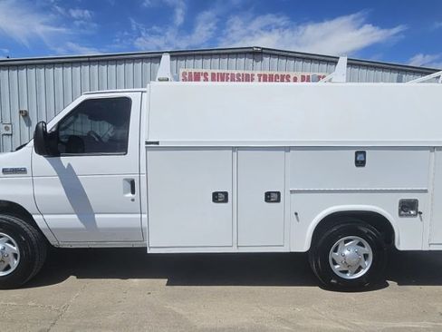 Used 2024 Ford E-350 and Econoline 350 Super Duty w/ Power Windows & Locks Group RWD image 5